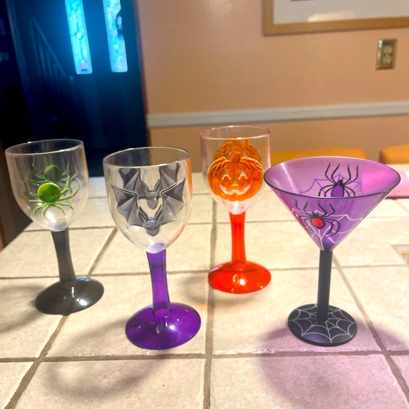 4~Halloween Plastic Cups, 2~Spider W Net,1 bat,1 Pumpkin Style Size 7” Aprox - Picture 1 of 10